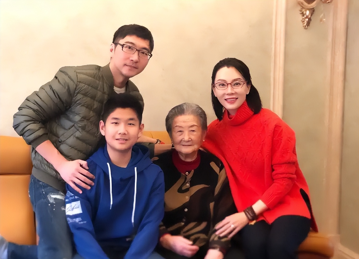 出轨家暴、车内拥吻、脚踏三条船,娱乐圈的“桃色大瓜”真精彩