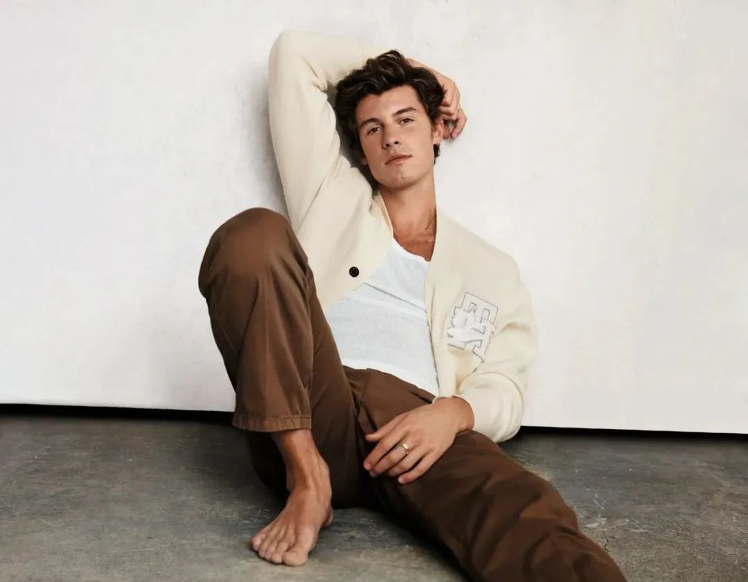 24岁的加拿大小鲜肉最新时尚杂志封面，肌肉身材非常性感