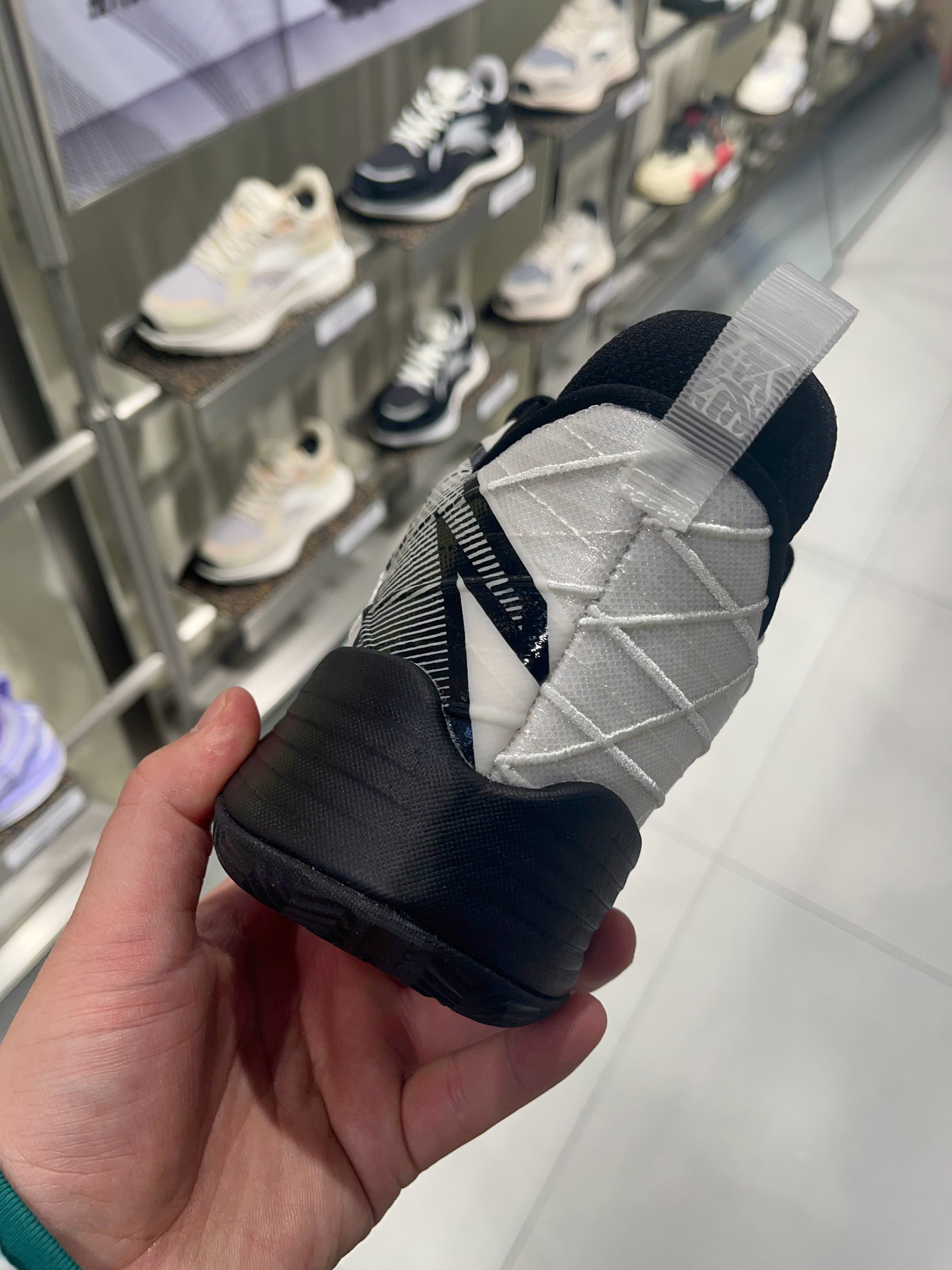 安踏轻狂球鞋,安踏最新出的两款球鞋