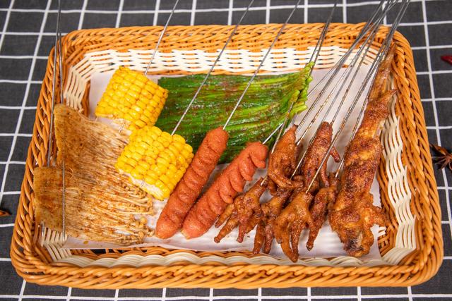 开一家特色烧烤店需要多少钱成本,开一家小的烧烤店需要多少钱