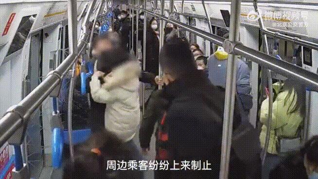 北京地铁两男子互殴被拘视频,北京两男子地铁疯狂互殴
