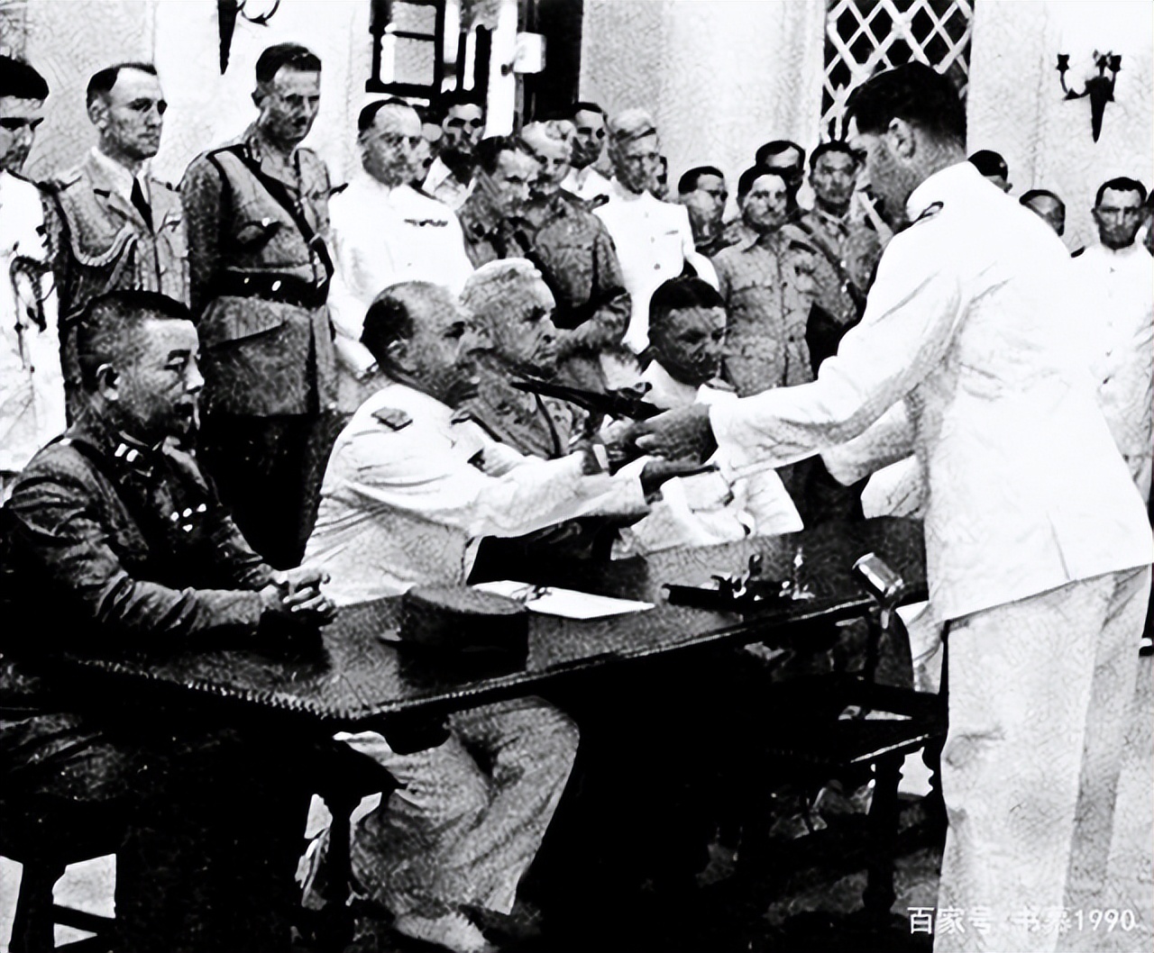 英国人不解：为何将香港归还中国？2000年英上将一句话道出真相