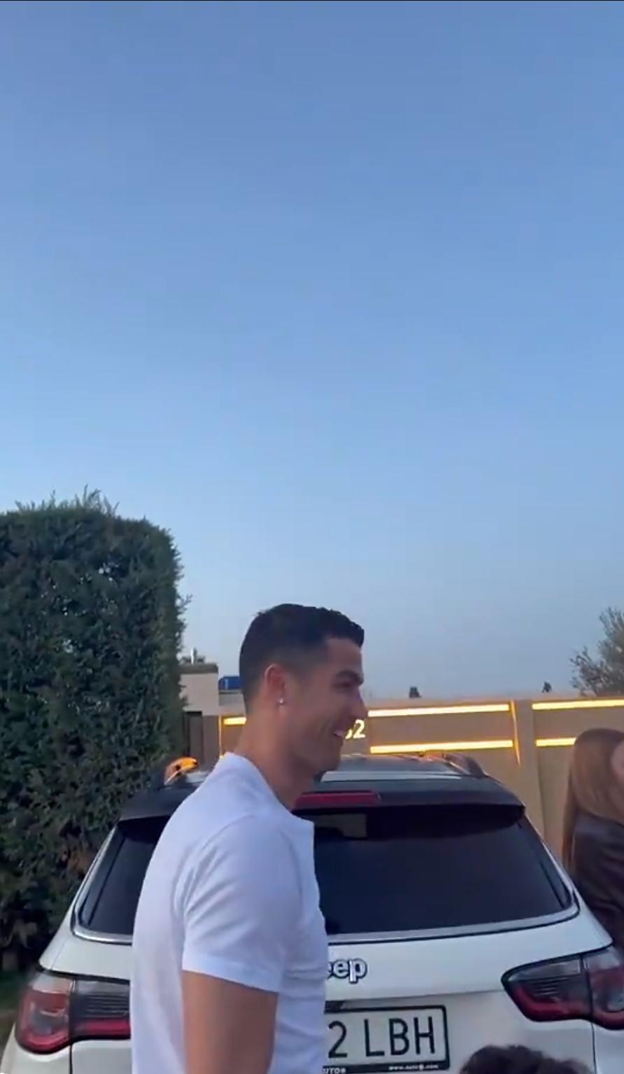 乔治娜圣诞礼物送c罗劳斯莱斯,c罗送乔治娜劳斯莱斯