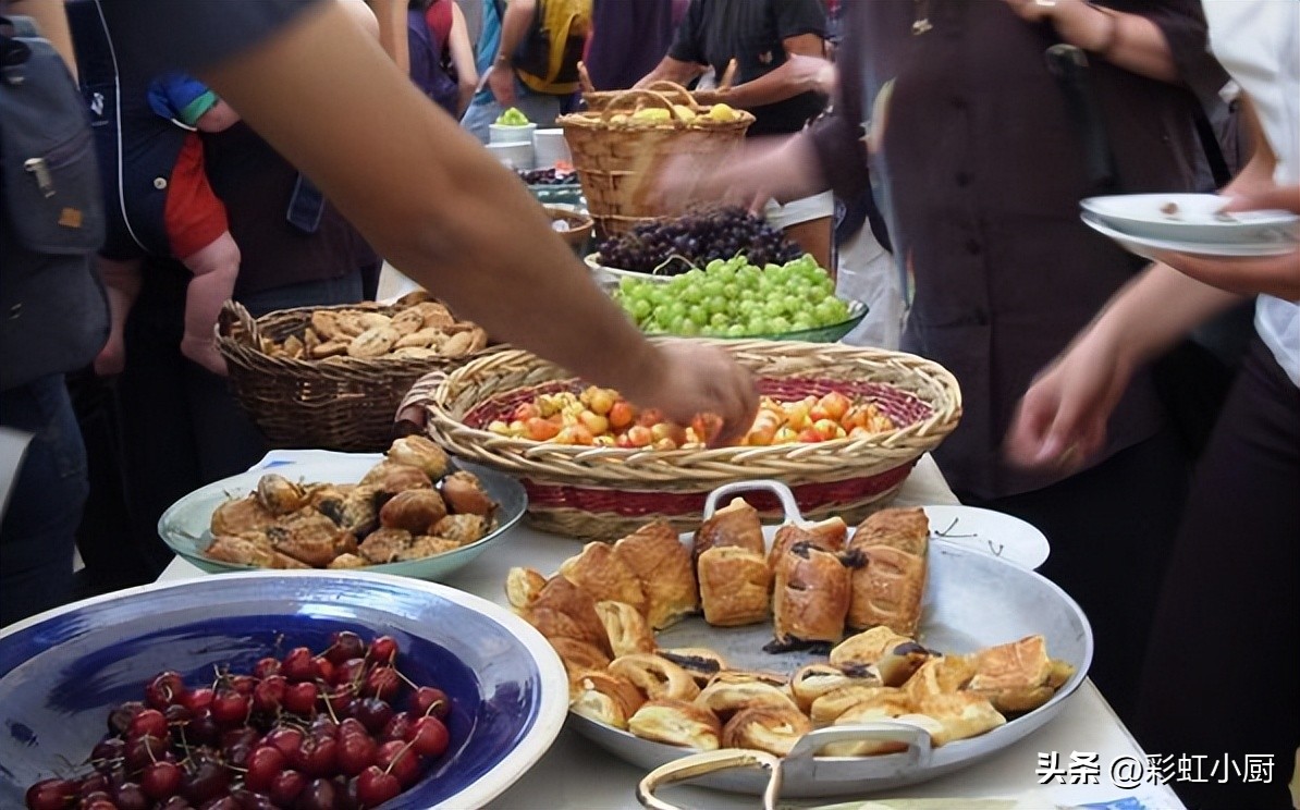 山东一服务员,每月凭着给客人“倒酒”就能挣不少钱,究竟是为啥