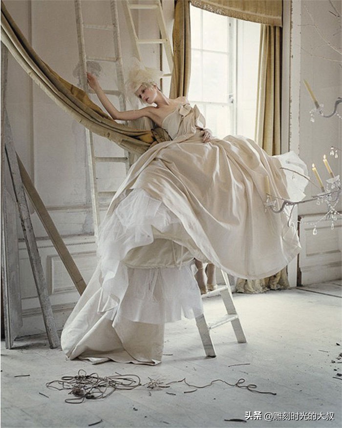 作品充满隐喻与象征主义，讽刺和暧昧：备受赞誉的当代时尚摄影师