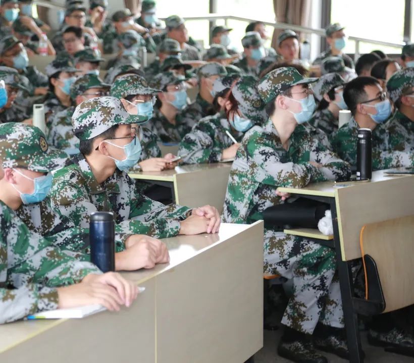 军训英姿飒爽的背后是汗水换来的,军训用汗水向青春致敬