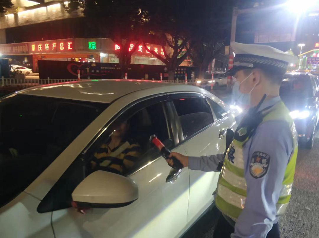 五一假期堵在回家路上,五一路上堵不适合出游