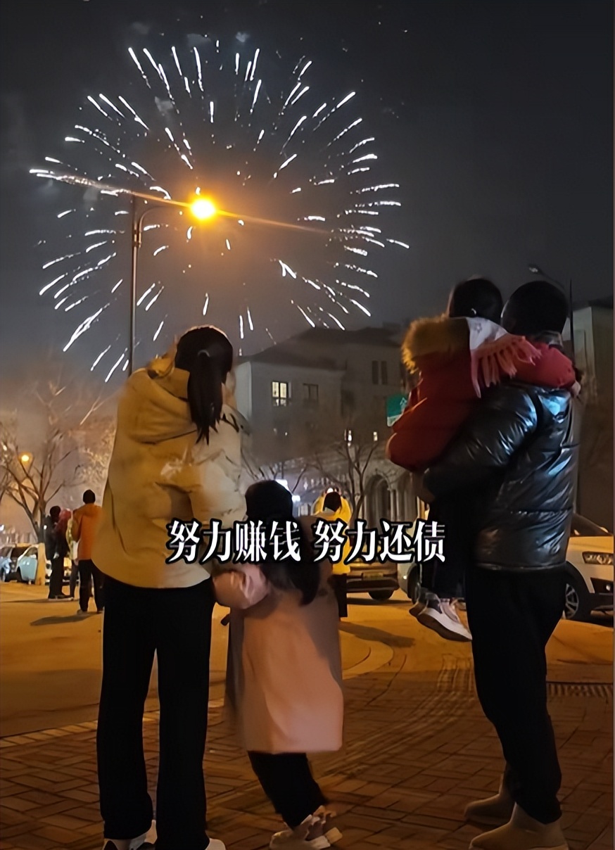 90后摆摊小伙还债,夫妻摆摊三年还债50万