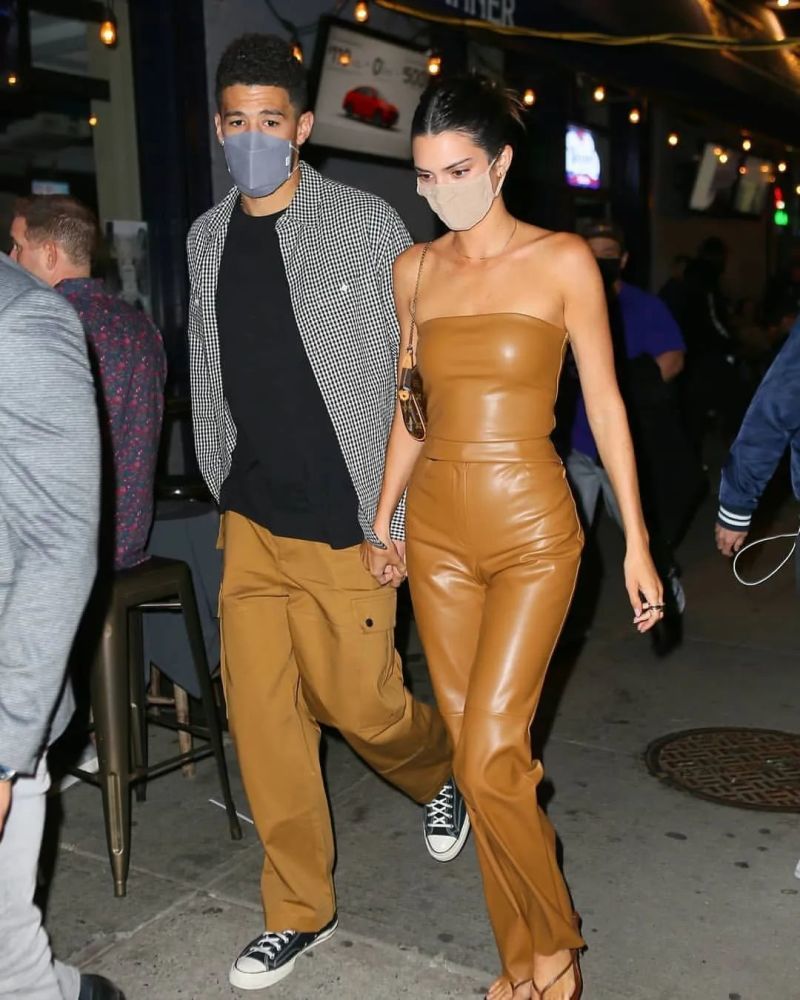 詹娜和男朋友接吻,詹娜和男朋友吻戏