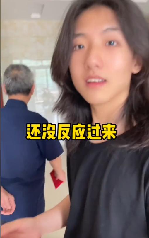网恋女友是男生！因长相太漂亮出门被路人搭讪，上厕所也要查身份