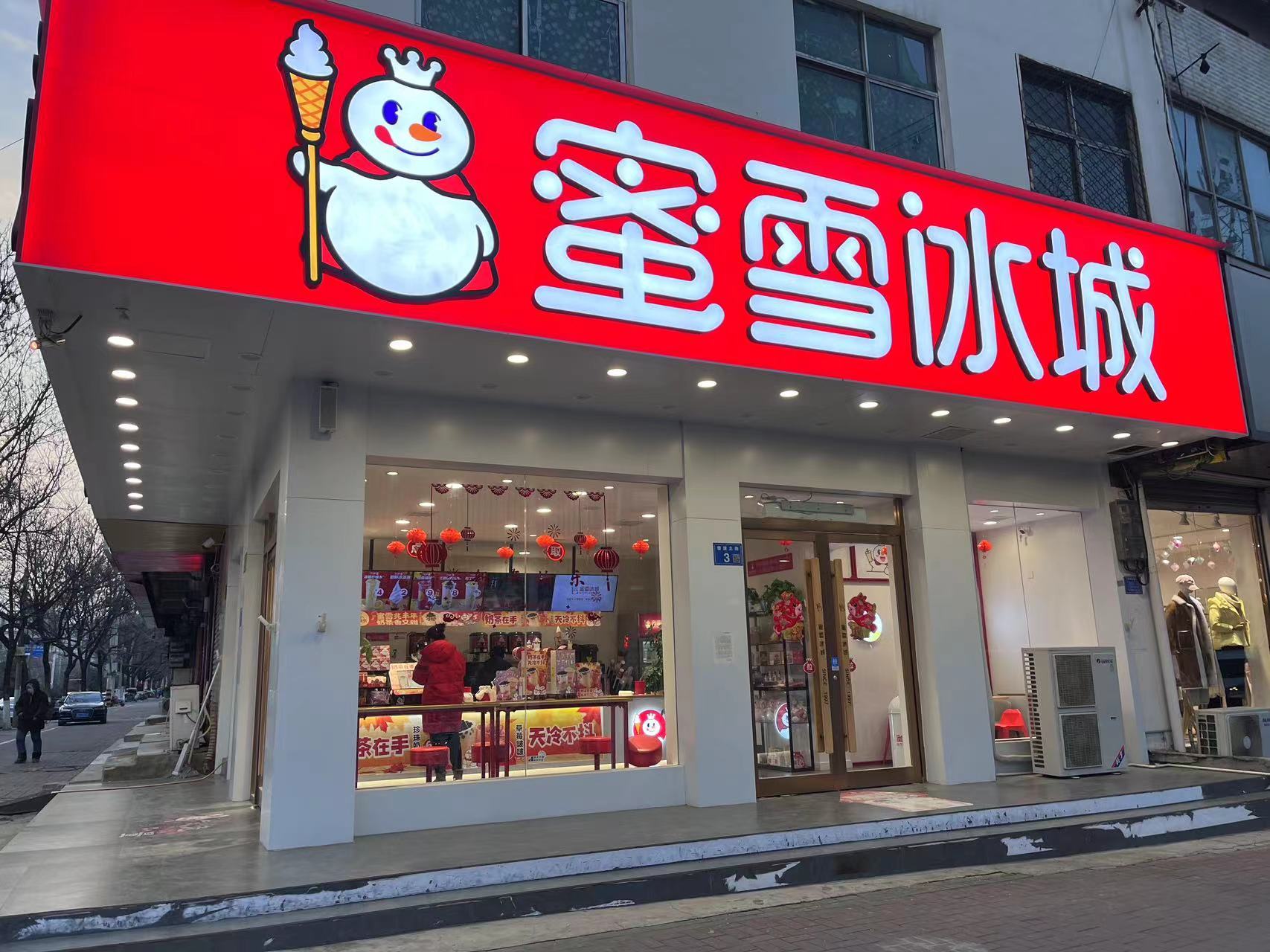 一个咖啡奶茶鏖战县城的样本：30米内开店11家瑞幸、喜茶磨刀霍霍