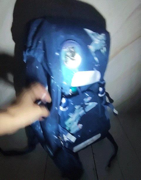 给小孩买奥特曼书包,给孩子们买奥特曼