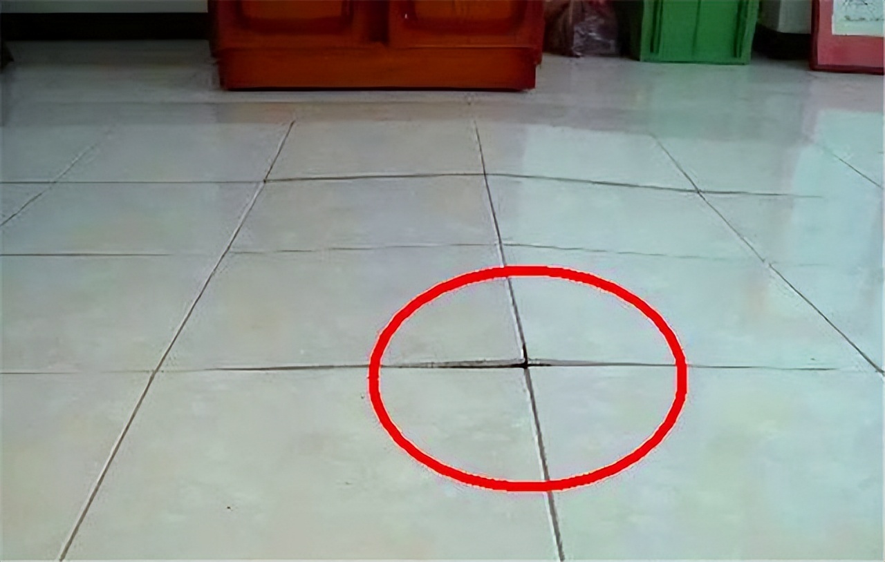 750乘1500瓷砖拱起来了什么原因,墙面瓷砖大面积拱起如何修复