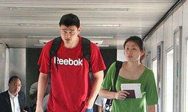 姚明和老婆叶莉成全场焦点,姚明妻子叶莉的简历