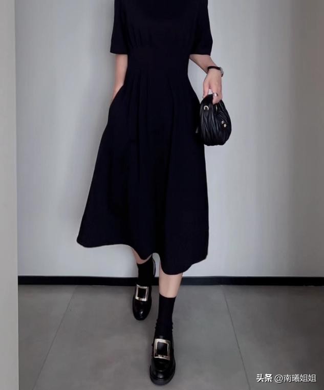 立秋后就收起你的凉鞋吧！今年流行的“乐福鞋”，高级百搭又显高