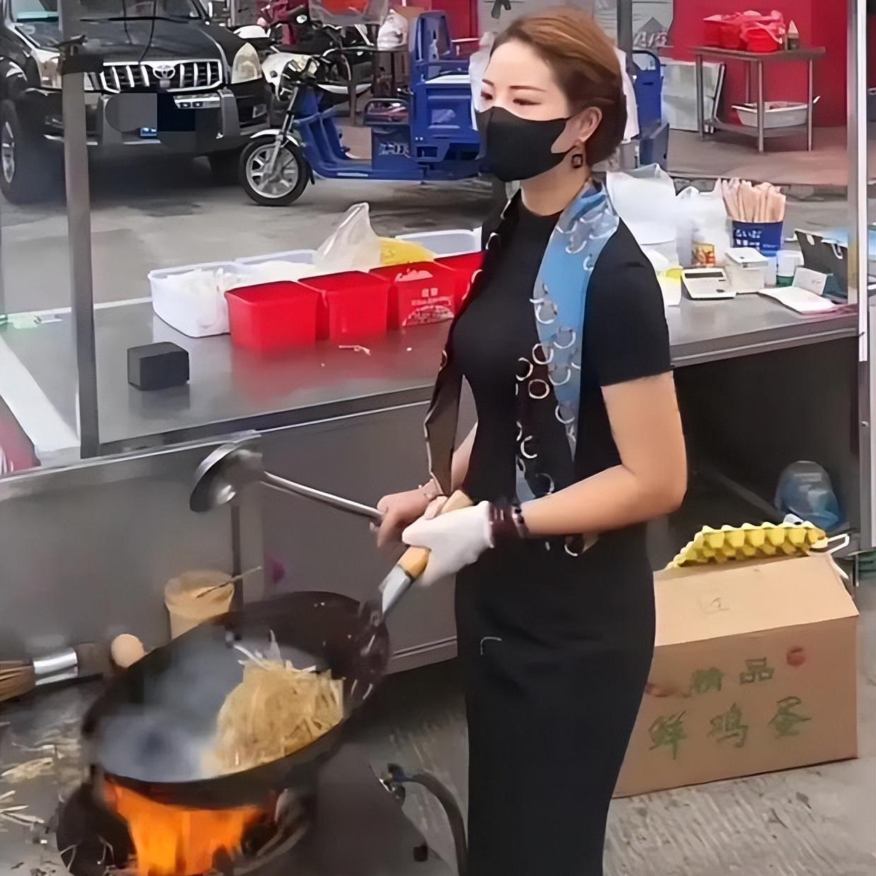 美女打扮精致摆地摊卖炒粉,东莞气质美女街边炒粉