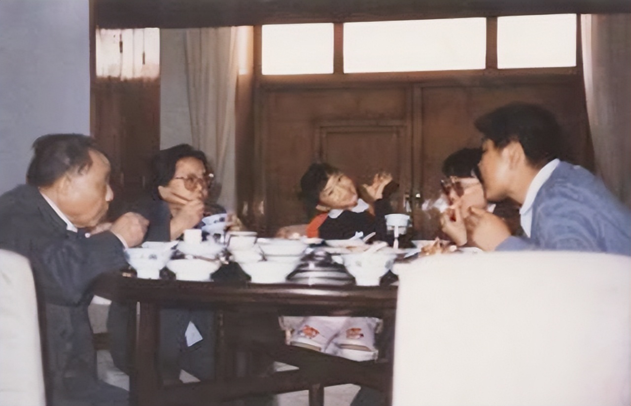 *小平邓**的保健医生郭勤英：邓公之所以能活到90岁，和一习惯有关系