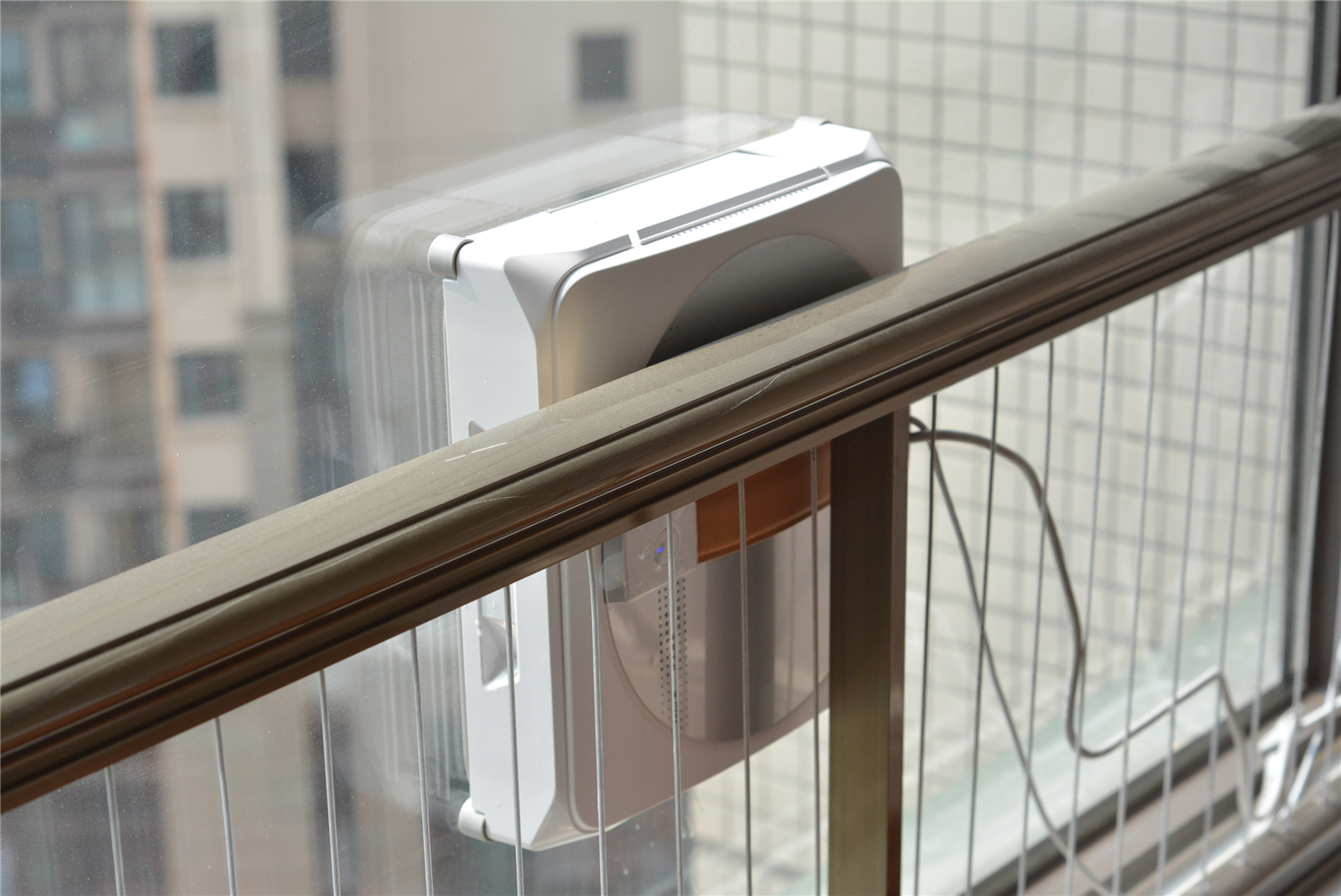 科沃斯擦窗教程,双向自动喷水擦玻璃