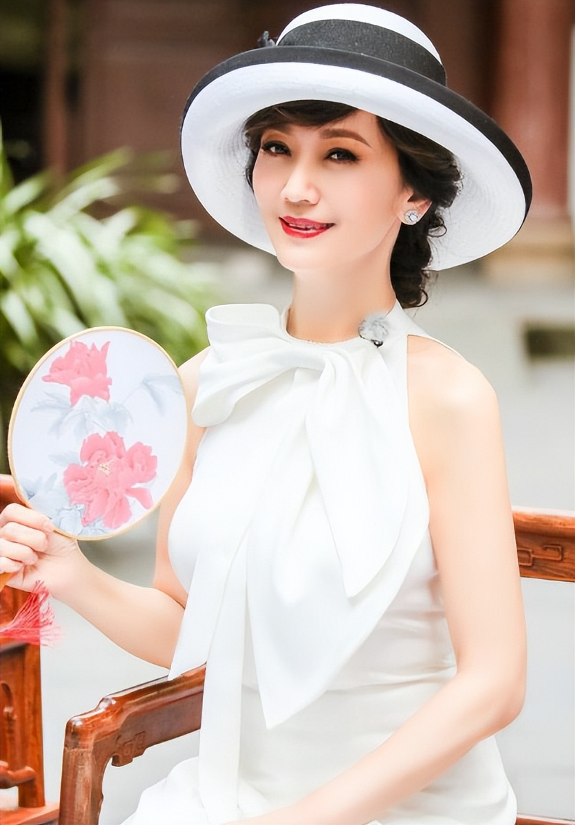 没了美颜滤镜，谁在装嫩一目了然，麒麟臂、水桶腰、满脸皱纹沟壑