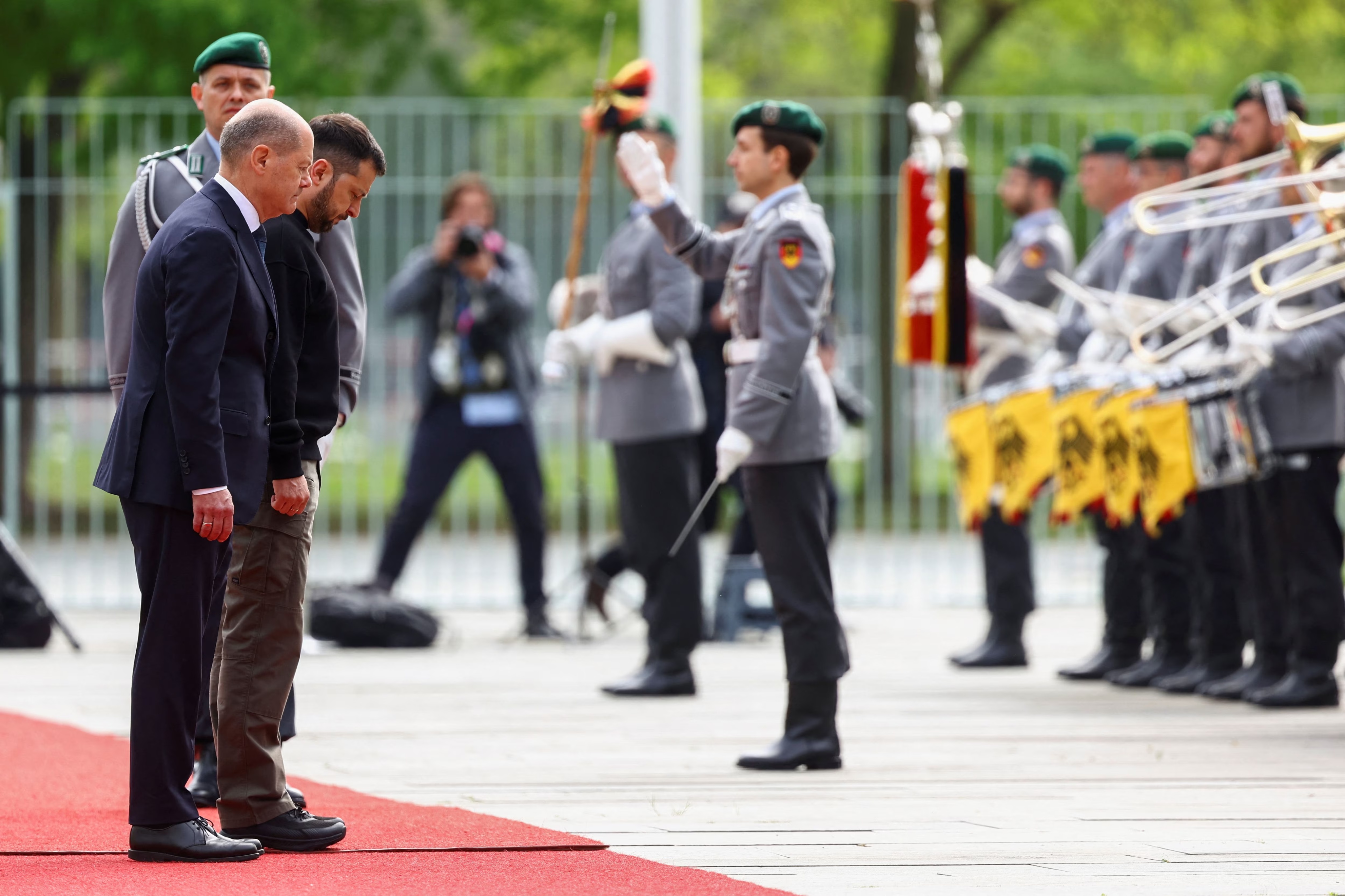 泽连斯基呼吁安理会开除俄罗斯,泽连斯基向俄罗斯伸出橄榄枝