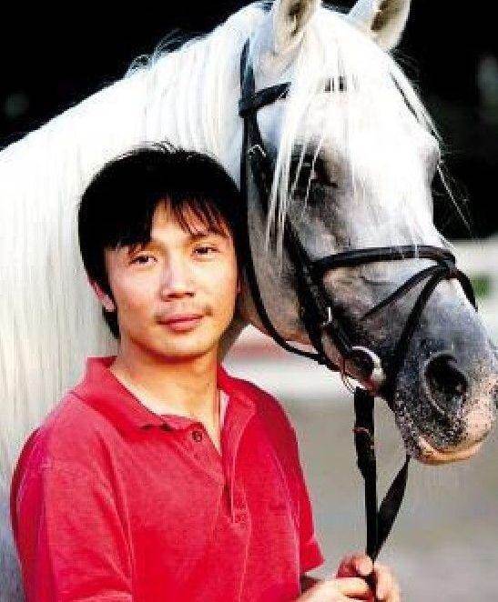 54岁四川男人，开蛋糕店身家20亿，离婚后玩摄影去过53次非洲