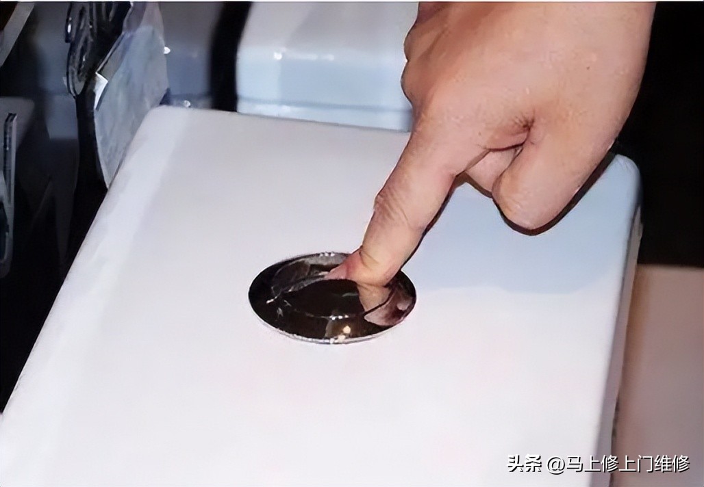 马桶一直放水按键不回弹怎么解决,马桶水箱开关不回弹一直流水