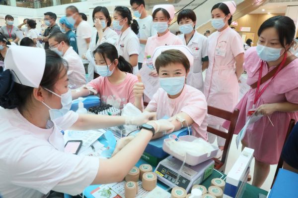 医护献血挽救生命,血液就是生命