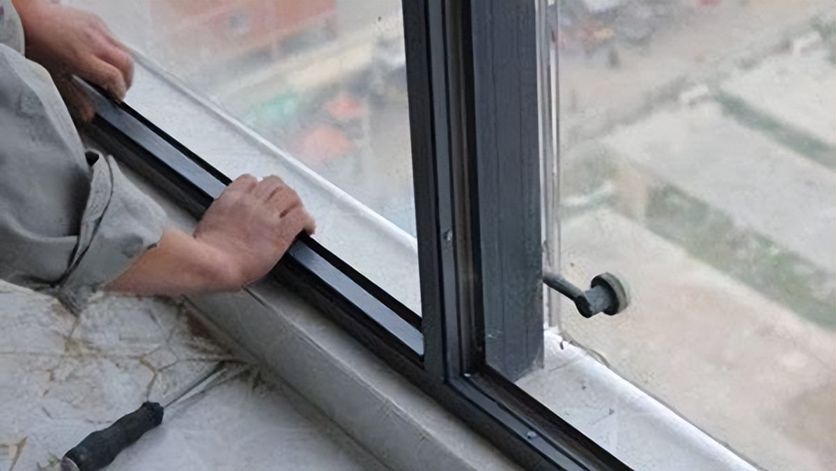 断桥铝窗户关严了还是漏风,卧室窗户关严还是漏风怎么解决