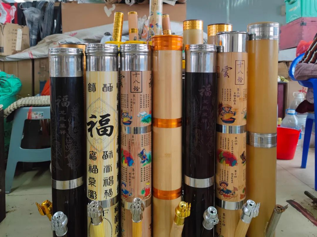 云南弥勒菜市场趣事：烟丝烟筒女人卖，妇女抱着烟筒抽