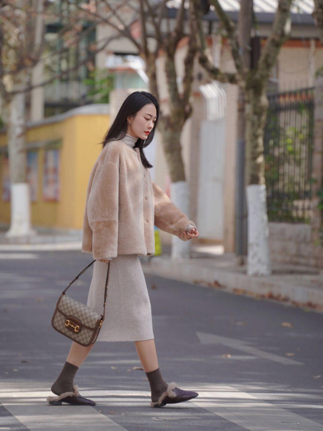 毛毛外套还流行吗,很流行的羊羔毛外套搭配