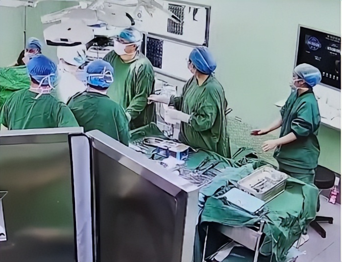 南航致歉滞留旅客全视频,南航为乘客被骂致歉直播