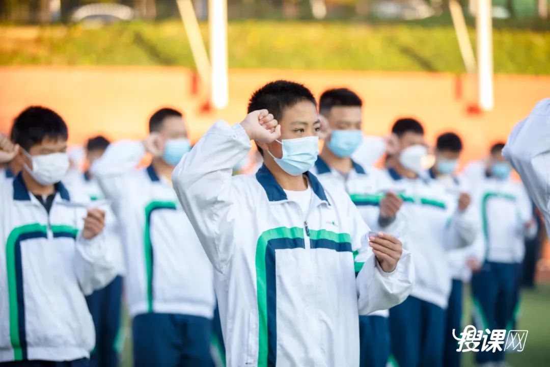 开学季校园展示打卡,开学啦冰墩墩小学生积极向上图片