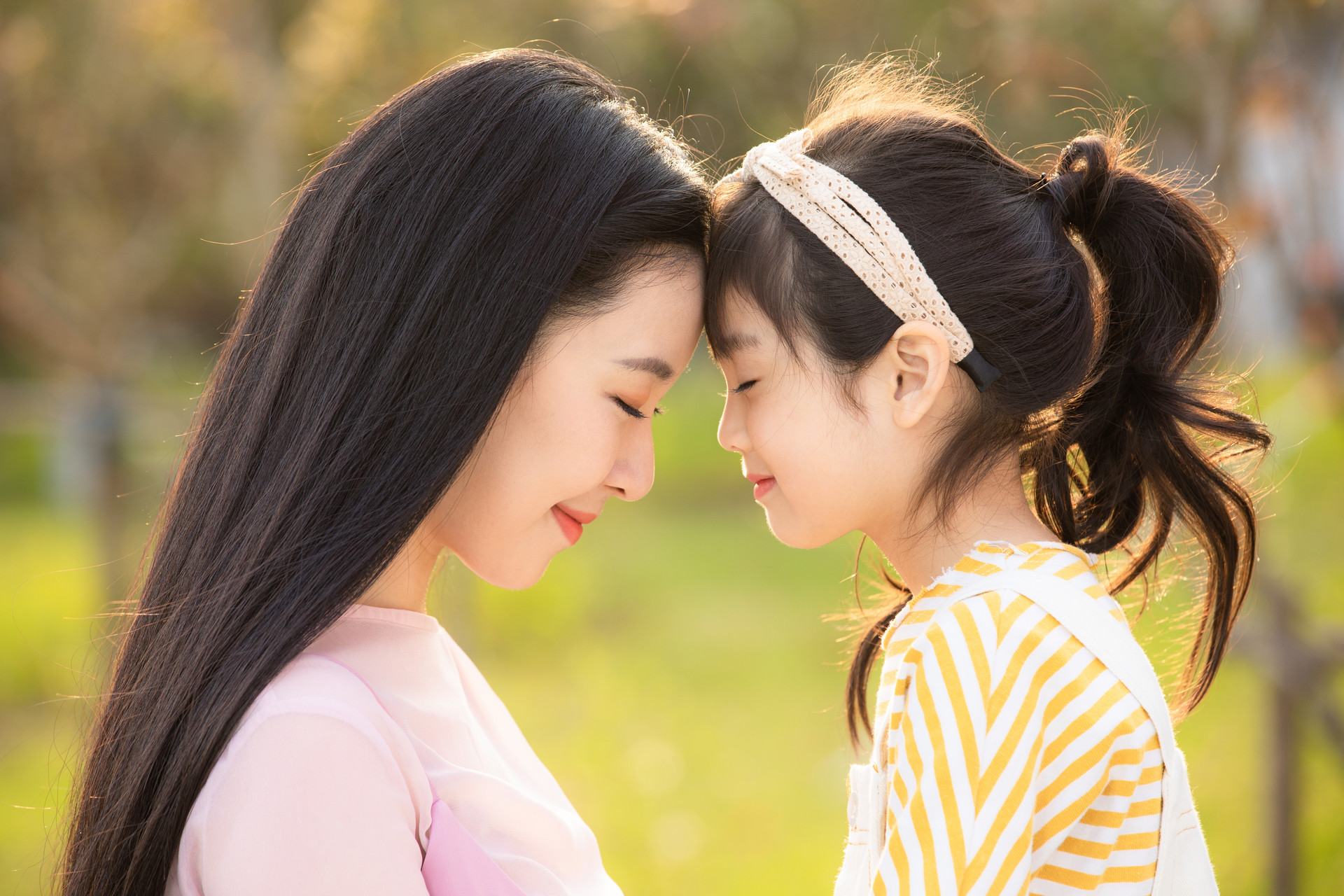 女孩课堂尿裤子被同学嘲笑不想上学，妈妈“三步”处理很高明