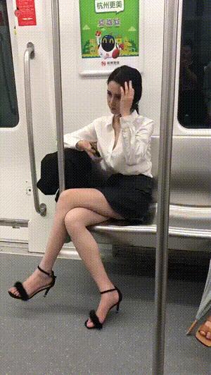 现在女大学生太开放,这么隐私的东西露在外面,男人看了都脸红了