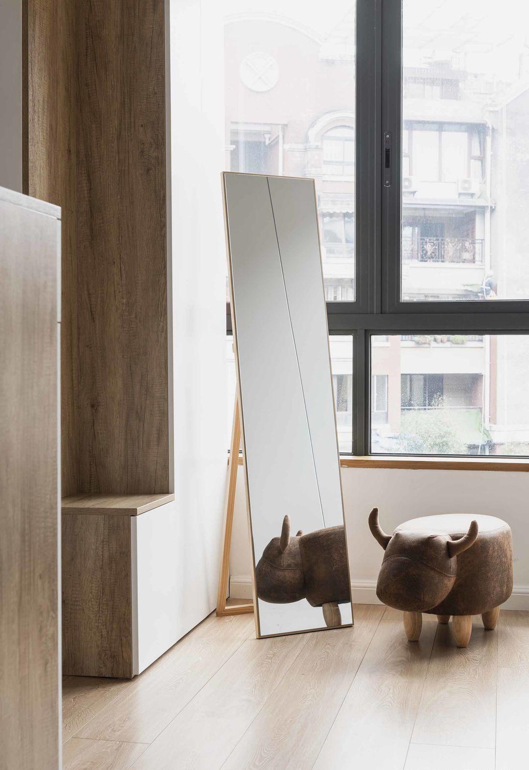 她在沙发后面“掏洞”造窗，完工后发现太明智了，全屋温暖又自然