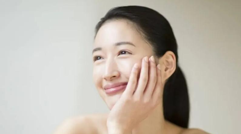 女生想变白变漂亮，公认好用的4款美白精华要知道，有效去黄提亮