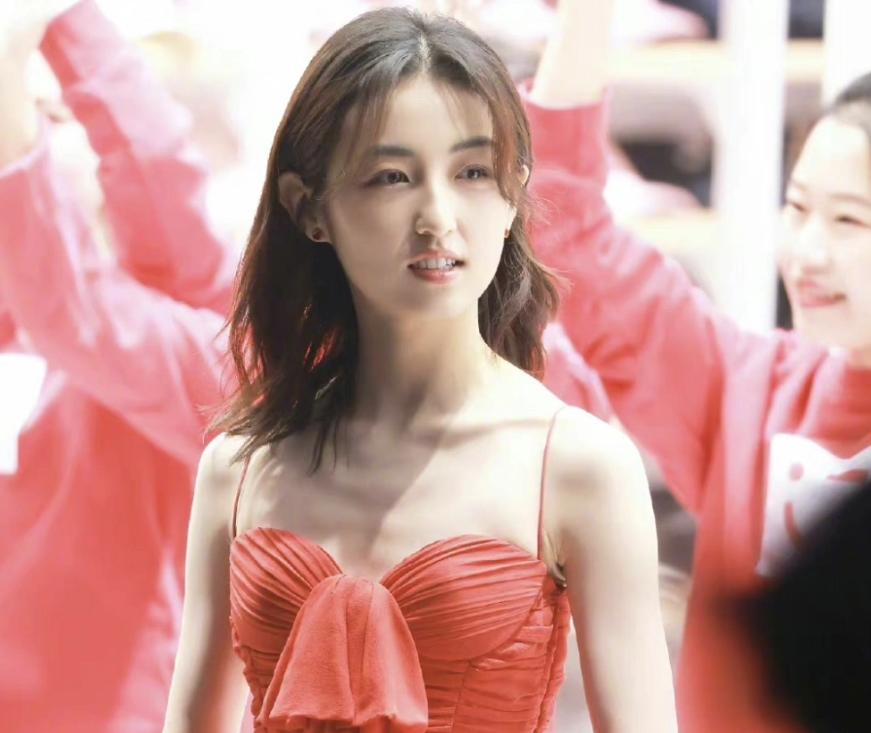 董洁身穿瑜伽裤亮相直播间,43岁董洁穿瑜伽服直播带货视频