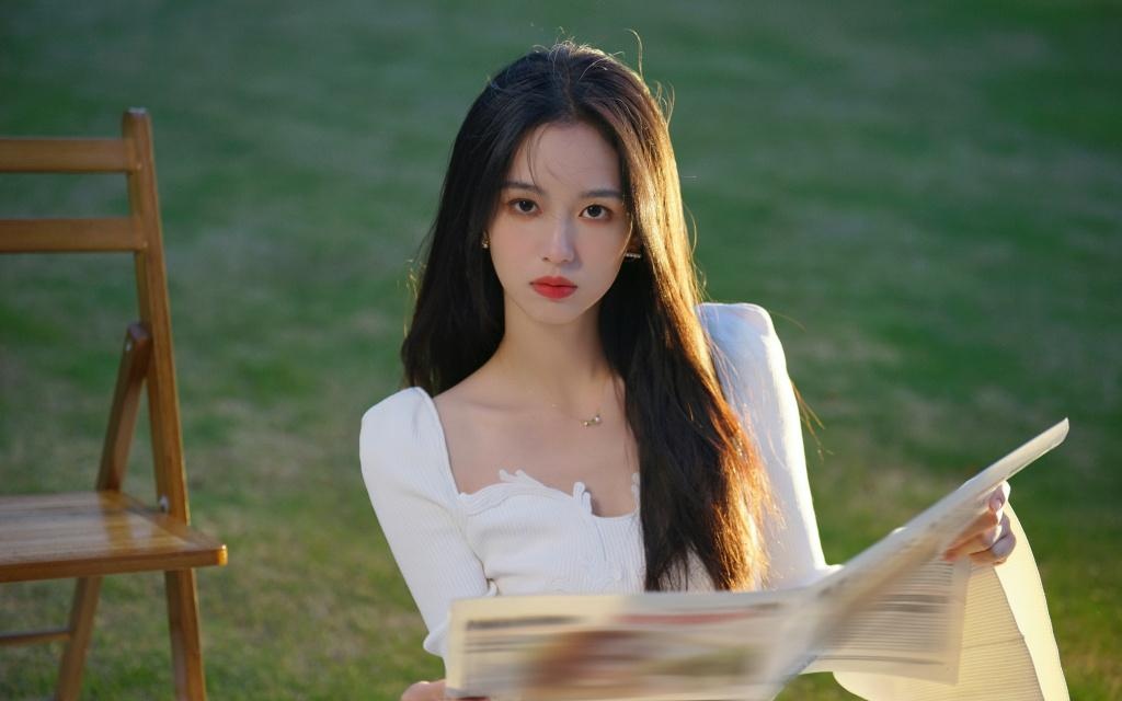周也代言兰蔻品牌拍摄草坪写真“绝美”