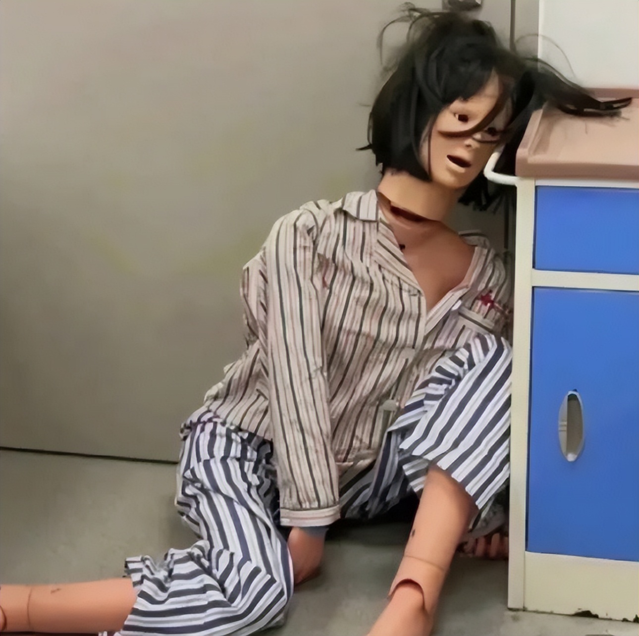 学医哪有不疯的!医学院“假人”火了,离谱造型仿佛医学生本人