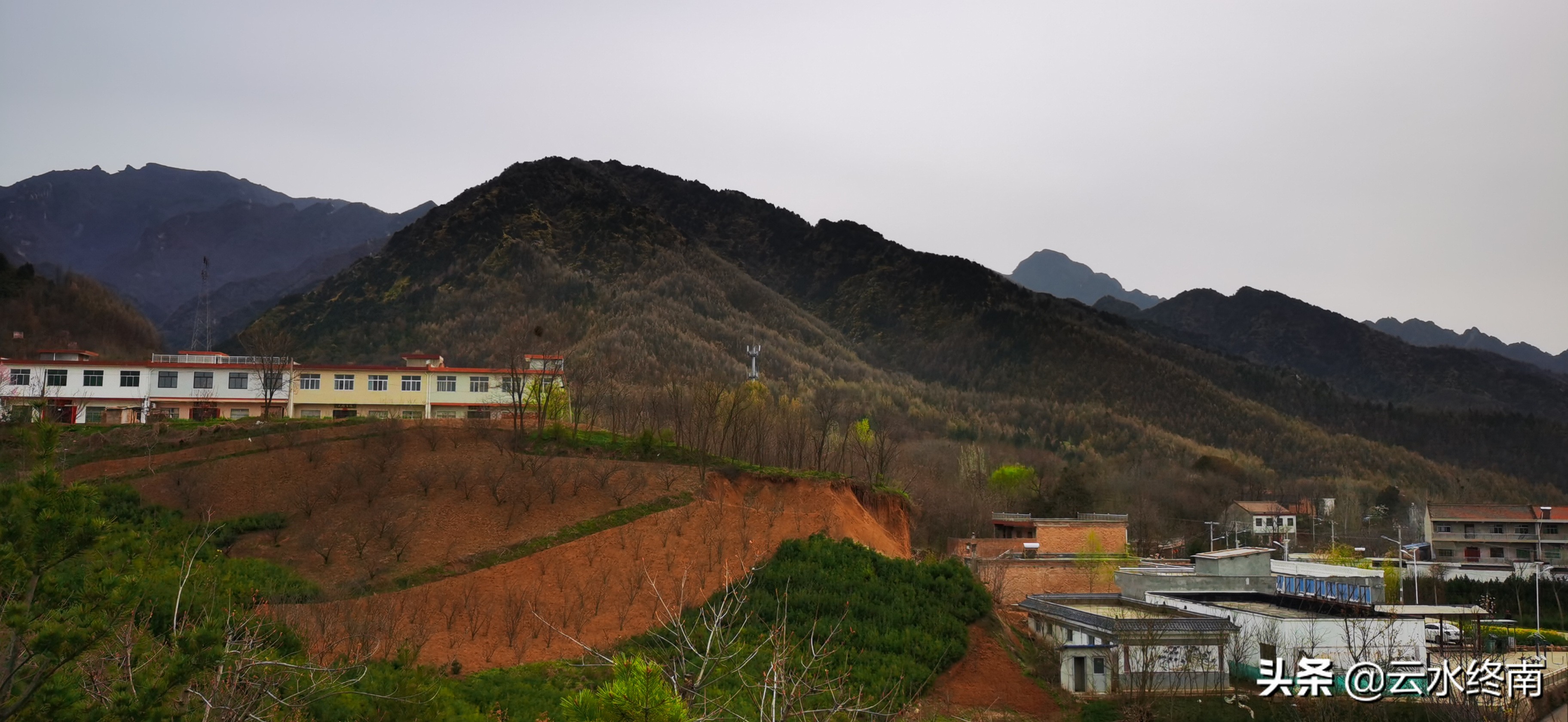 野逛桐花沟，我想欺骗一个老汉却被识破，不料却发现了一个峪口