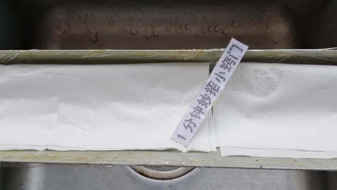 清洗油烟机油盒里的油怎么处理,清洗厨房油烟机储油盒的小妙招