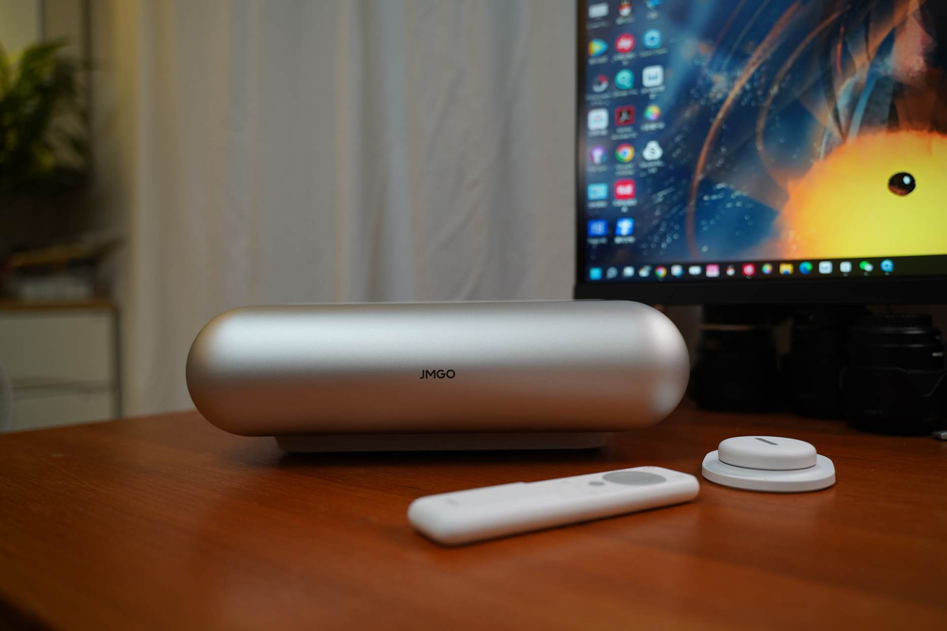 家里空间不够投影仪没法用，看看这台坚果O1S短焦投影仪