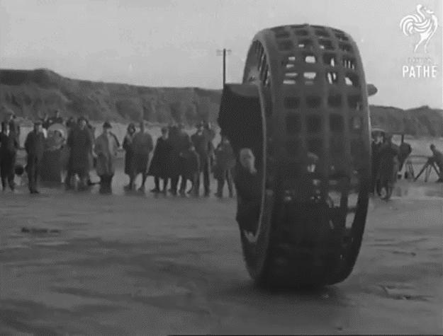 侵华日军*行暴**照片，女子为活命，脱下衣服让日本人拍摄*辱侮**