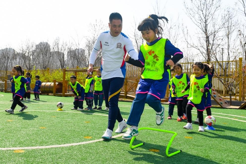 天津小孩儿踢足球,东丽湖小孩踢足球