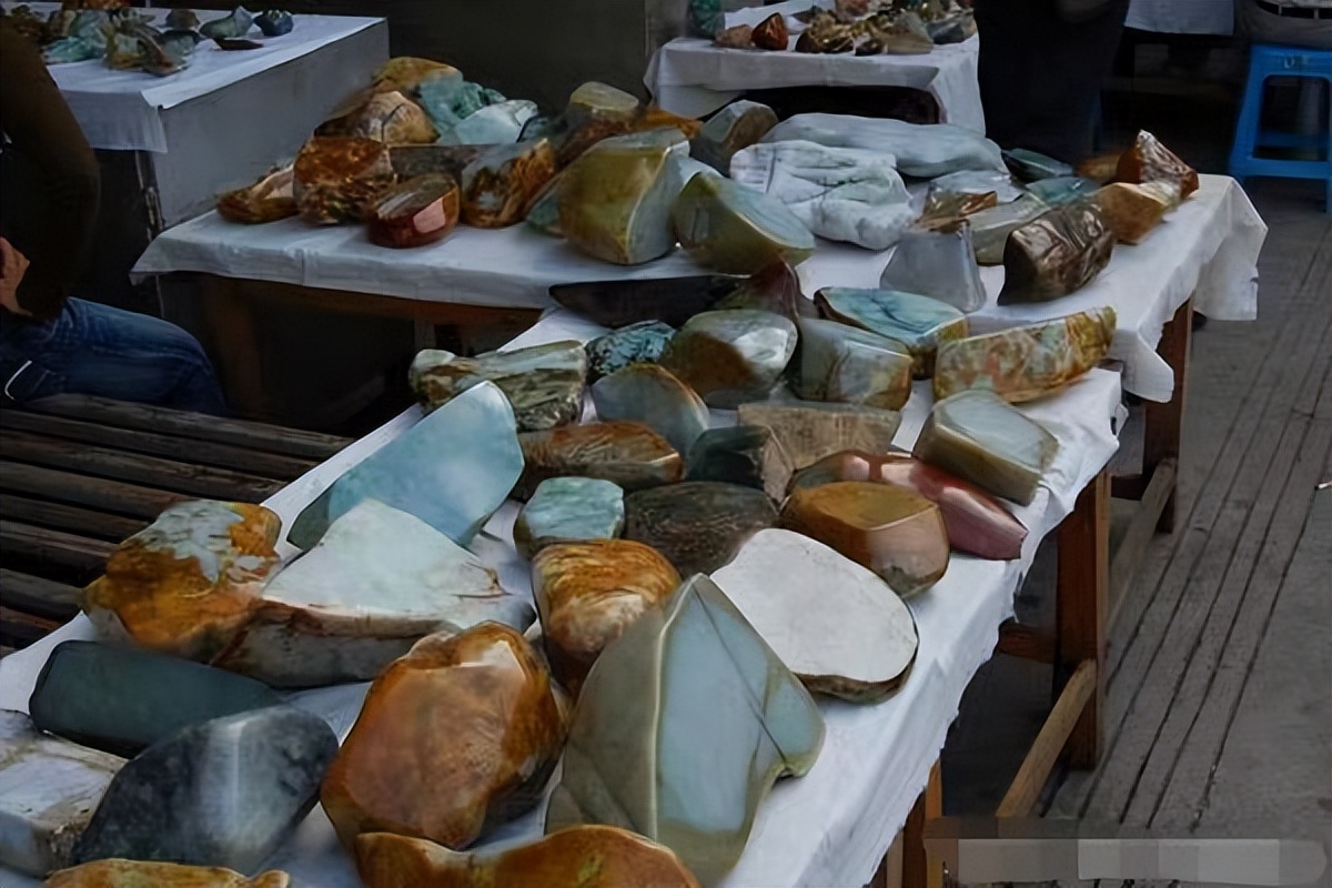 云南旅游买了一块原石是真的吗,去云南旅游买了块石头