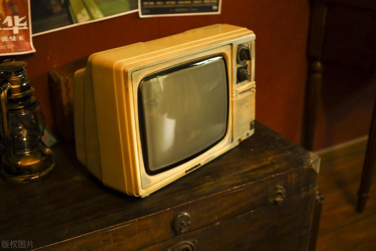 怀念小时候我家黑白电视,去邻居家看黑白电视