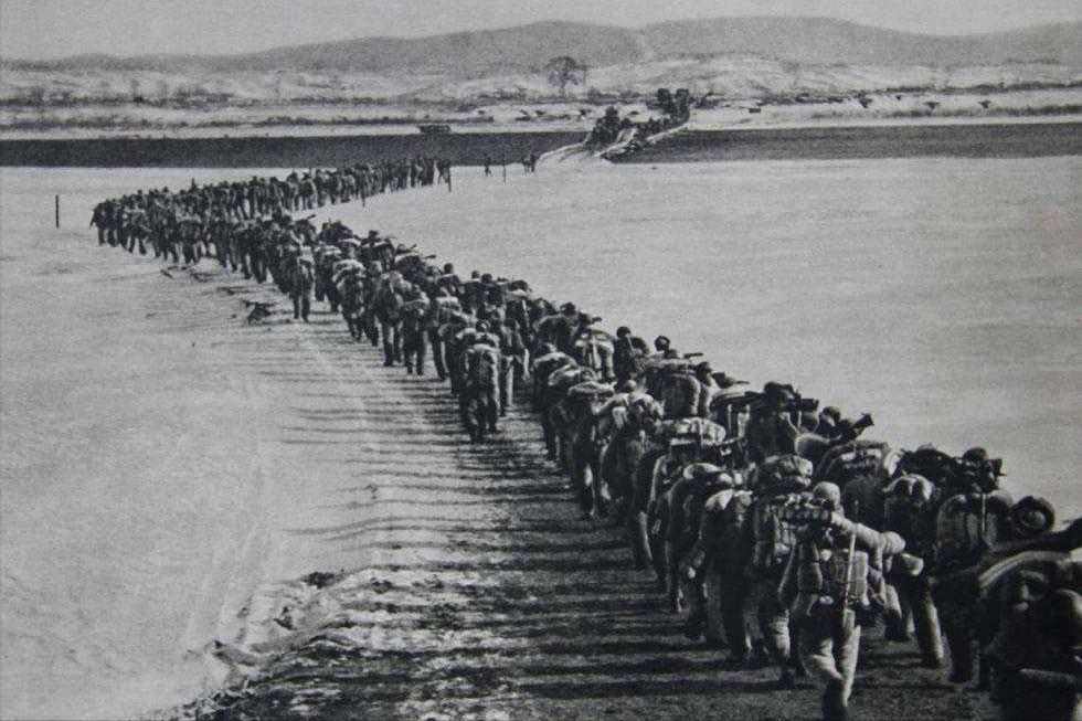 朝鲜军惨败后，后方只剩女人，志愿军高层严令：犯作风错误者枪毙