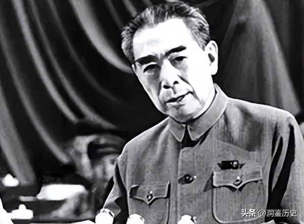 59年人民大会堂落成，毛主席视察时指着天花板笑问：这是谁的主意