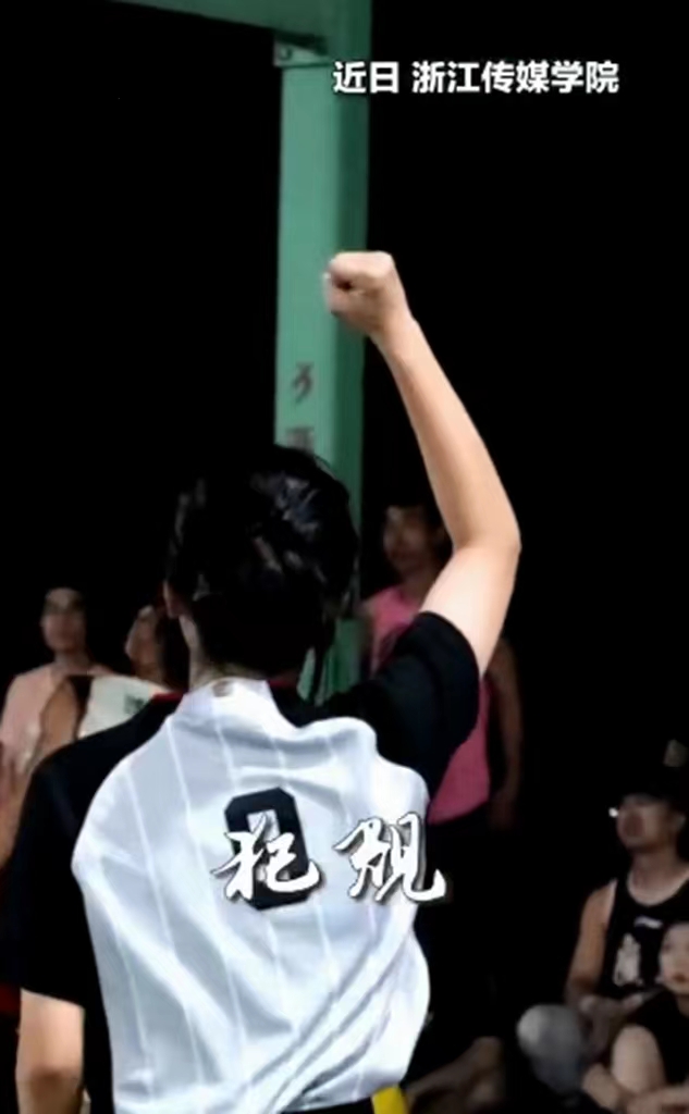 高校女生担任篮球赛裁判员,杭州高校篮球女裁判霸气视频