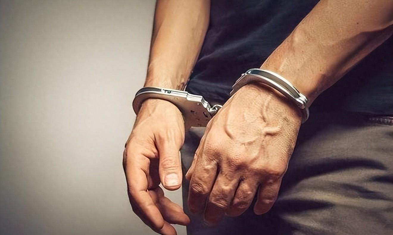 江苏一“鸭店”被警方捣毁，嫖客竟全是女富婆，最小嫖客才25岁！